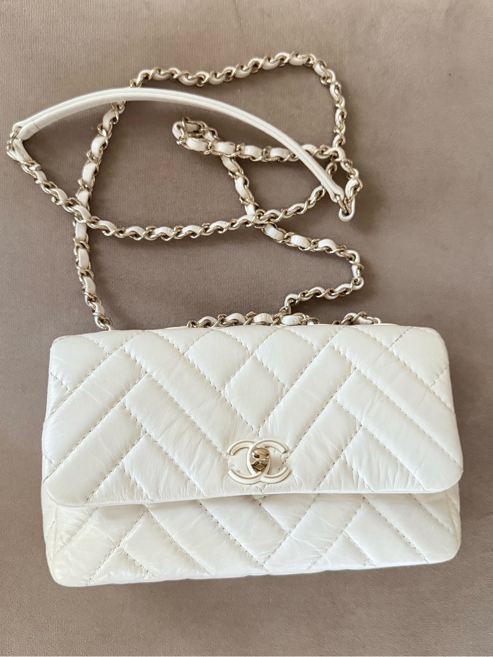 CHANEL Cream Quilted Chevron Leather Crossbody Bag with Gold Chain Small